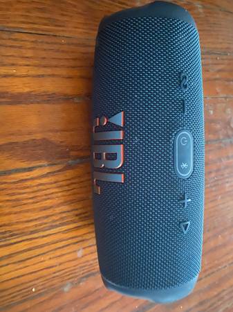 Jbl charge 5 speaker 1