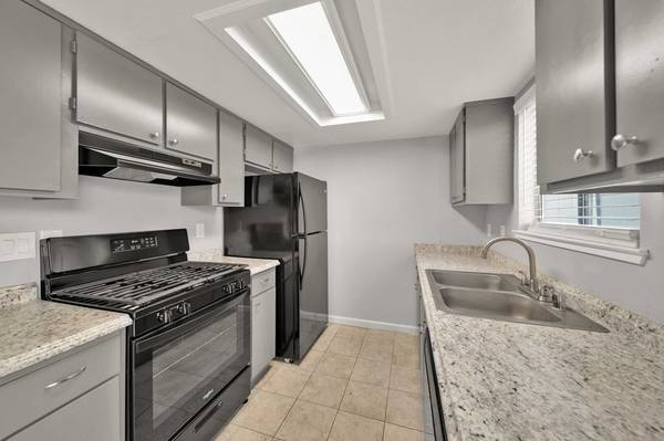 Amazing Unit * Custom 2 tone paint, private patio * Ideal location! * 1