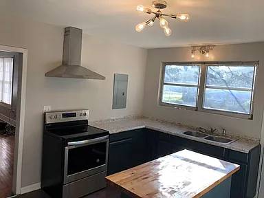 $700 / 3br - 1600ft2 - Super solid older 3/1 home was updated in 201963902942227075122