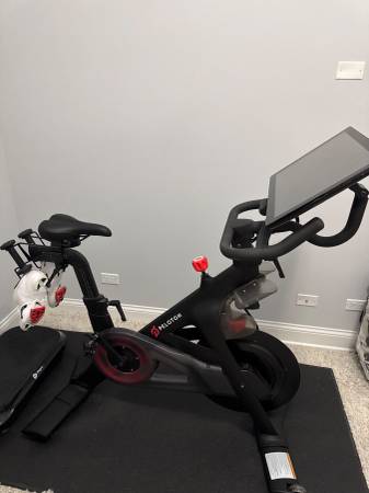 2020 Peloton Bike (2nd Gen) + Extras 1