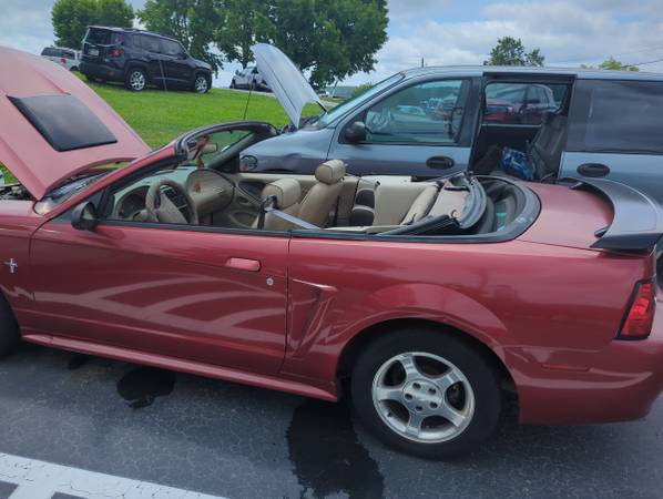 2003 mustang convertible - $1,500 (Buford)63621356277761121