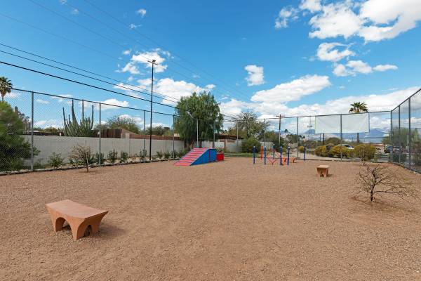 $1,295 / 2hb - 800ft2 - 📚 Amplio departamento de 2 habs. con estudio adicional para oficina 🖥️ La unidad #2018 está DISPONIBLE AHORA (Tucson)63674722532865124