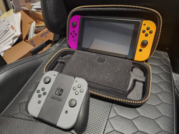 Nintendo Switch with 4 Joycons 1