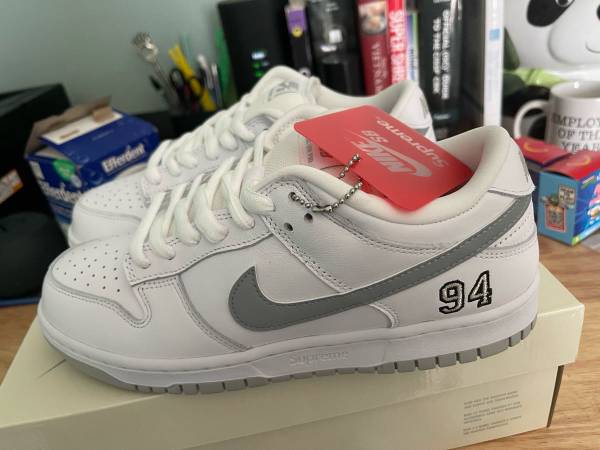 Supreme/Nike SB Dunk Low ホワイト 94 27cm Supreme x Nike SB 94 Dunk Low White Metallic Silver – PIECES