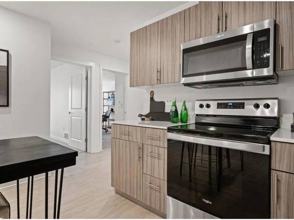 $1,655 / 2br - 1054ft2 - Pet Friendly!  Home with Courtyard-6 Weeks Rent FREE63924683002371121