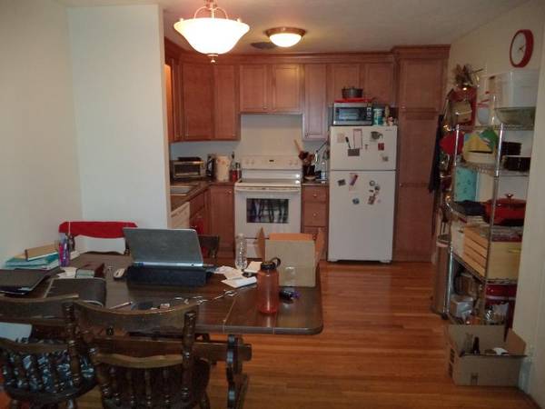 $2,300 / 2br - 900ft2 - Terrific newly on 4room/2br+bath. Fab Kitch, HEAT/HW INCL, 1car, 10/1 (Waltham)63620275054593124