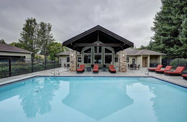 $2,179 / 2br - 1099ft2 - Área de comedor formal, zona de juegos, puertas interiores blancas de 6 paneles63852482166145124
