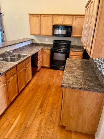 $2595.00 / 5br - 2788ft2 - Casa de cinco habitaciones con vistas en un lote esquinero63658263899905124