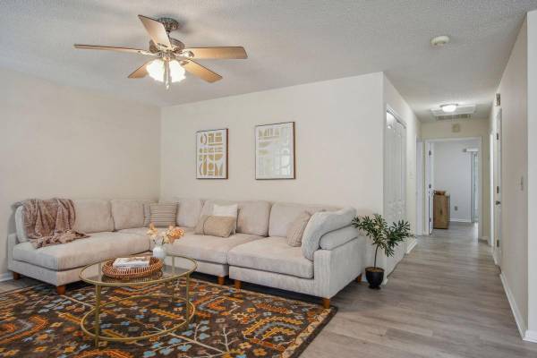 $1,459 / 2br - 1150ft2 - Screened Patio, Fenced Yard, Stack Washer/Dryer Unit64015946338433122