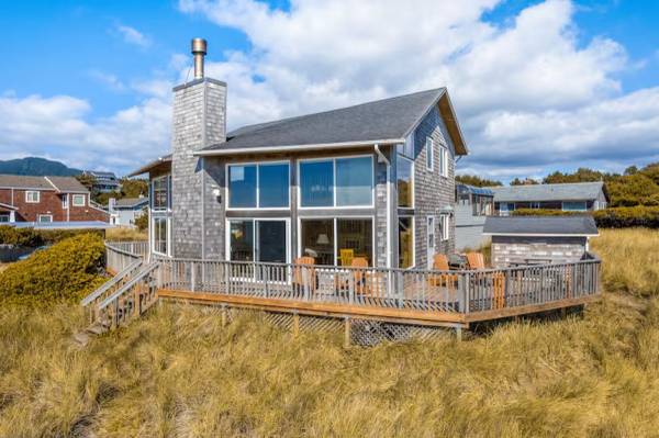 $1 / 3br - Water's Edge MCA#1427 Lodge-like Oceanfront home, stone fireplace, dogs ok. (Manzanita, OR)64218331262721122