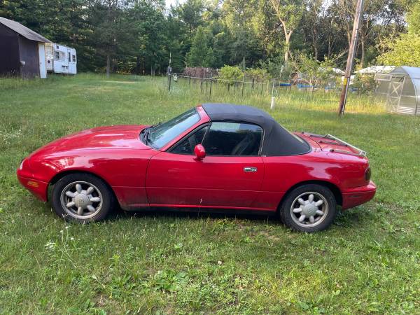 1990 Mazda Miata MX-5 convertible, 4 cylinders, manual transmission 1