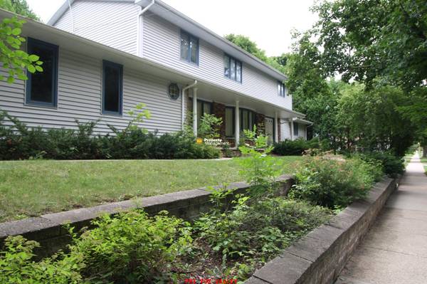 $1,230 / 2br - 1400ft2 - Large 2 Bedroom (Appleton)63845964196481120