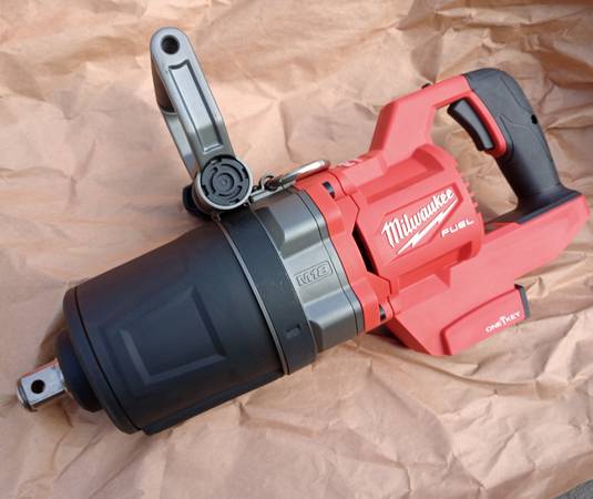 Milwaukee Cordless M18 FUEL 1" D-Handle High-Torque Impact Wrench 1