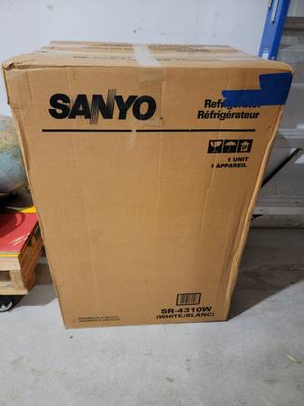 Sanyo - 4.4 Cu. Ft. Compact Refrigerator - White 1