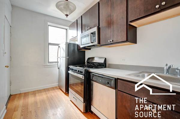 $1,550 / 2br - 🏡 Steps from the Park | Modern Kitchen + Pets Welcome! Sunlight! (Humboldt Park)63960012689282120