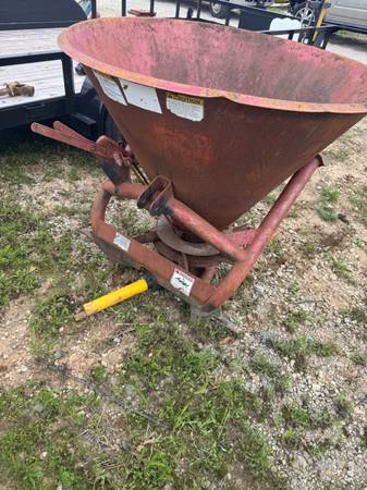 Tractor spreader !! - $150 (Loganville)63470457819011120