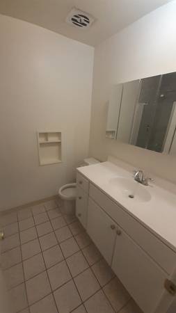 $1350.00 Una unidad individual, sin cocina "Piso de madera" Camina al NOHO WEST en un minuto63953220766722124