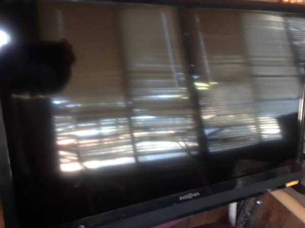 Televisor LCD de 32" por $60.00 o intercambio por herramientas - $40 (714)62975763871619122