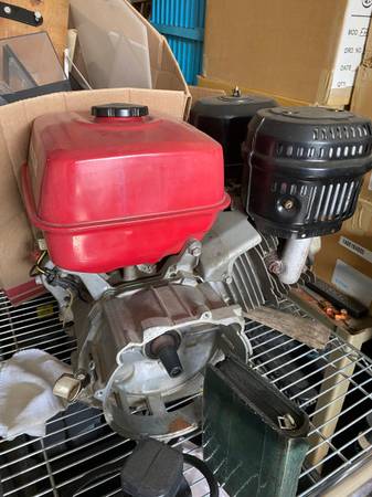 Lot of small generator engines and working Honda engine 1