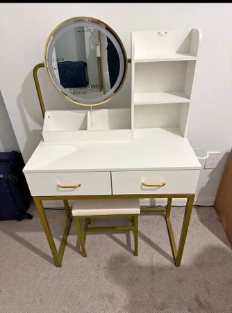 Make up vanity 1