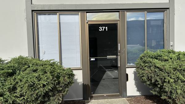 $5,400 / 2016ft2 - 2,016 sq. ft. office/warehouse with yard (burlingame)63695877650049120