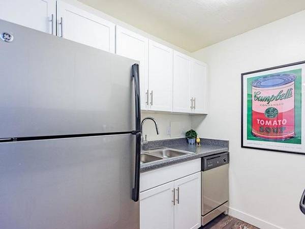 $1,361 / 2br - 877ft2 - Amplios planos de planta abierta, lavadora/secadora, mascotas bienvenidas, estilo moderno (Salt Lake City)63674209026177124