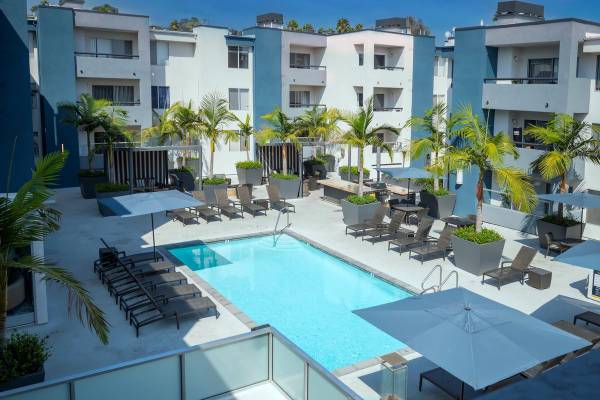 $3,450 / 2br - 906ft2 - Quartz Counter Top, Washer & Dryer, Pet Friendly (Crescent Heights)63829233858305121