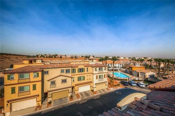 $460,000 / 3br - 2322ft2 - Hermosa casa adosada de lujo de 3 PISOS con SUITE TRIPLE y TERRAZA EN LA AZOTEA (215/Stephanie - Green Valley)63859498385027120