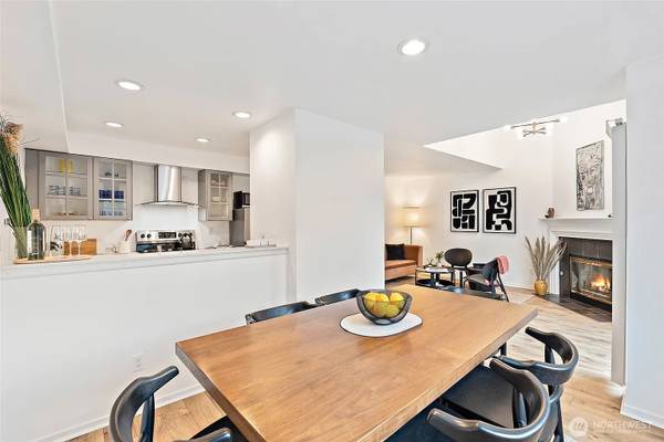 $3,050 / 2br - 1108ft2 - Spacious top-floor two-story condo in vibrant Eastlake (Eastlake)63811610580097124