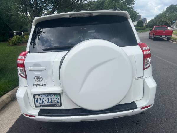 RAV 4 - $4.000 (Fairfax)63439970617859123