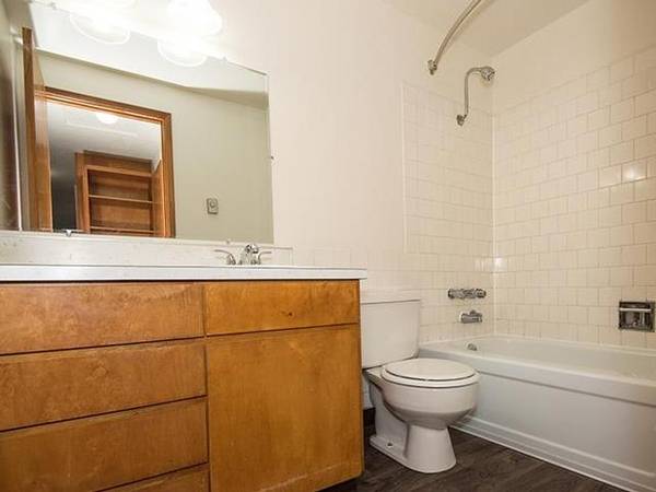 $1,306 / 1br - 685ft2 - Disposals, Laundry Rooms, Red Tail Golf Course, Covered Parking63672582552707121