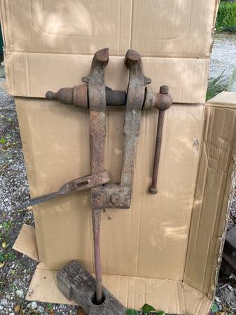 Blacksmith Antique Pole Vise 1