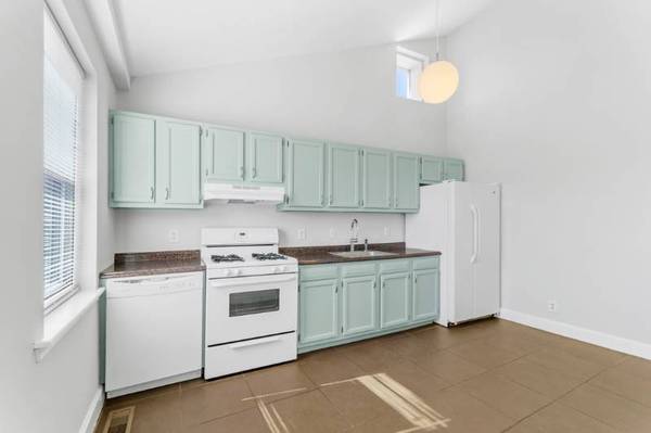 $910 / 2br - Enjoy this spacious 2-bedroom, 2-bath 2nd floor apartment (philadelphia)64024498895491121