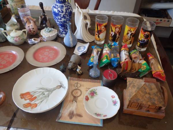 Collectables. 75 items ranging from vintage/antique to retro 1