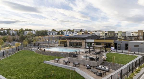 $1,699 / 1br - 658ft2 - The Retreat - Where Calm Meets Class63682291948291124