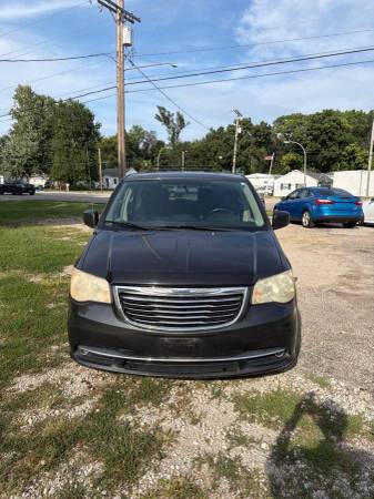 2011 Chrysler Town and Country Touring 4dr Mini Van EZ FINANCING AVAILABLE 1