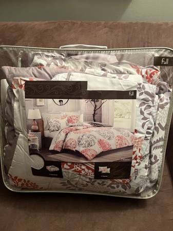 Full size Comforter with shams 1