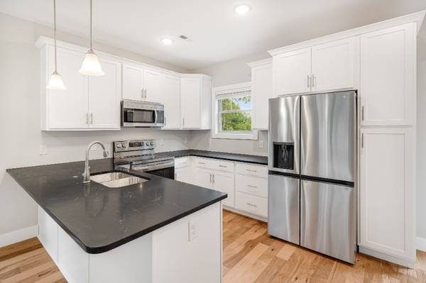 $2300.00 / 2br - 1296ft2 - Bright, Modern Living: 2BR/2.5BA Craftsman w/ High Ceilings, Pet Perks64029204621443124
