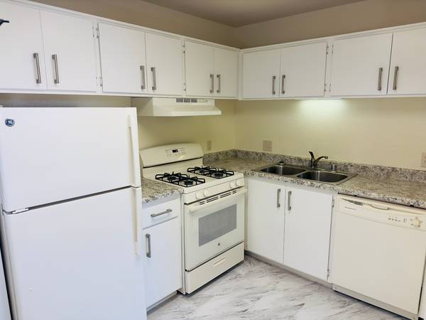 $2,535 / 2br - Updated 2bed 1bath Apartment Seaside (Seaside)64009500568706122
