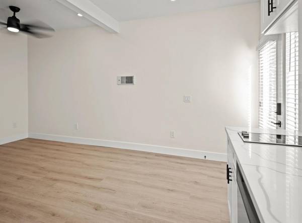 $2,695 / 2br - Stylish Two Bedroom - In Home Washer/Dryer - Gated w Intercom System (San Diego)63865815331203122