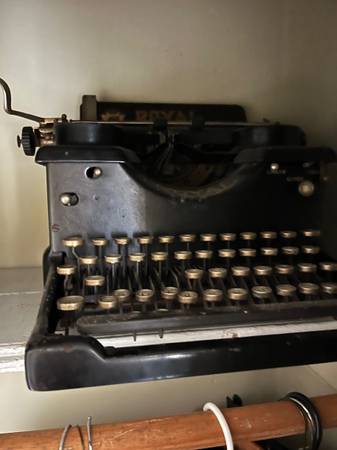 Antique Typewriter in working condition 1