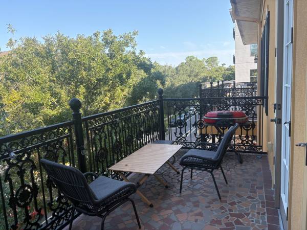 $2,025 / 2br - 900ft2 - 4 blocks from UF Campus, 2 beds 2 bath Apartment63823034903171123