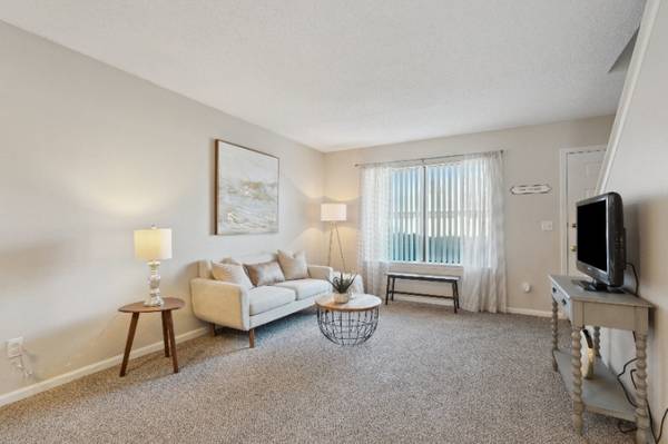 $1,405 / 2br - 960ft2 - Short Term Leases Available (Minutes to Collins Aerospace)63942847324547124