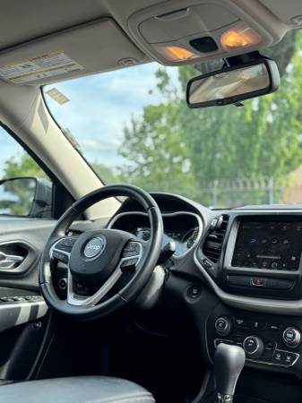 2018 Jeep Cherokee Latitude Plus // Modern and Sleek! // Clean title / - $7,999 (Well Maintained// PRICED TO SELL!!)63618455206915122