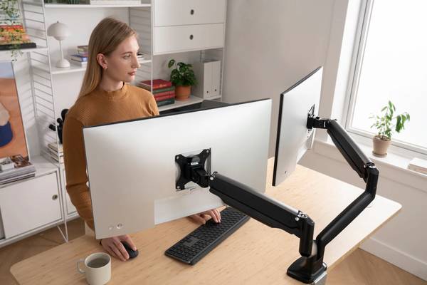 Brazos flexibles para doble monitor sin espacio en escritorio, montura VESA - $35 (Heyburn)63441682744705123
