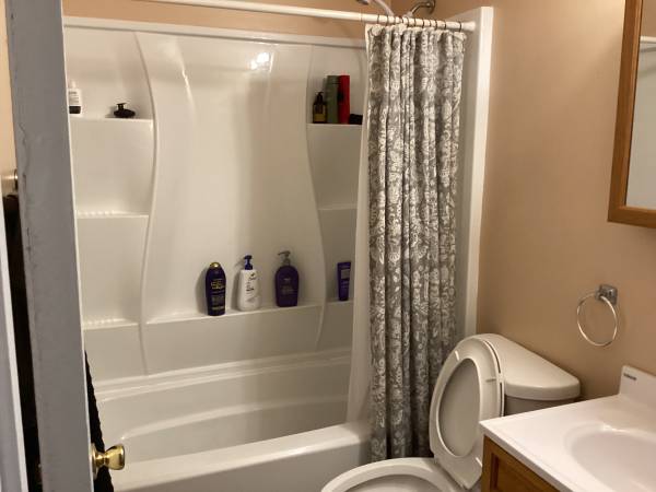 $650 / 4br - 120ft2 - Room for rent. $650.00 -$725.00 (Greensboro)64027277260162121
