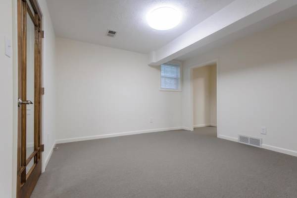 $1,200 / 900ft2 - Office Suite Ready for Your Business! P1 Zoned - Utilities Included! (Lexington)64022450949506122