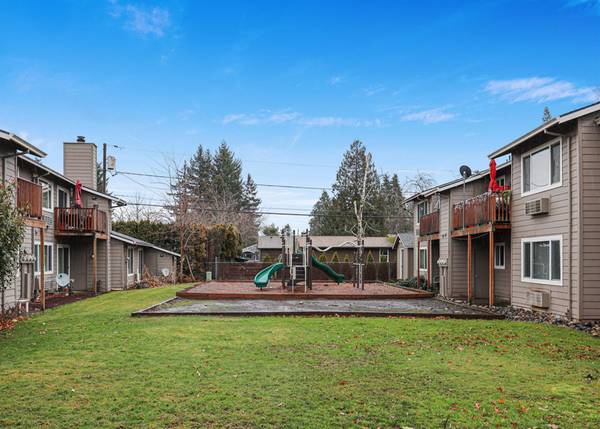 $1,685 / 2br - Spacious Gresham 2Bed - Main City Park (garden, playground, dog park) (SE Portland)63914738020611121