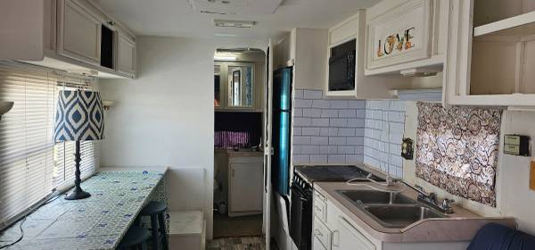 $180 / 1br - River front Rv / studio  apartment  weekly rentals (5196 lindgreen river st)64036535857793121