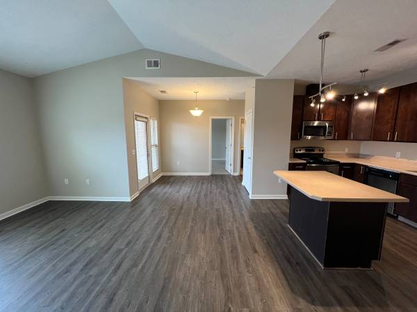 $1,210 / 1br - 805ft2 - Two Pools and Two Fitness Centers! ON SPECIAL!63681624142595123